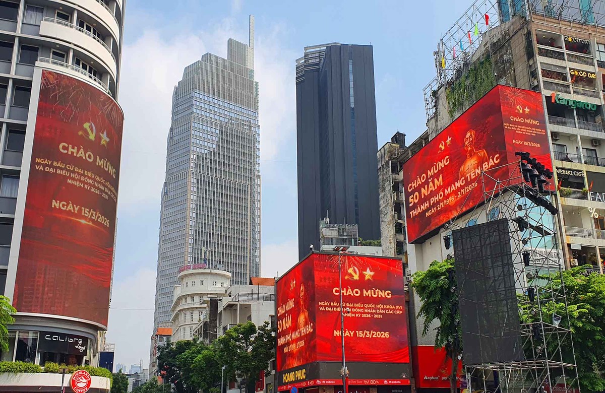 Không gian trung tâm TP.HCM ban ngày, các thông điệp chào mừng Đại hội Đảng vẫn rõ ràng, dễ nhận diện nhờ màu sắc tương phản và bố cục gọn.