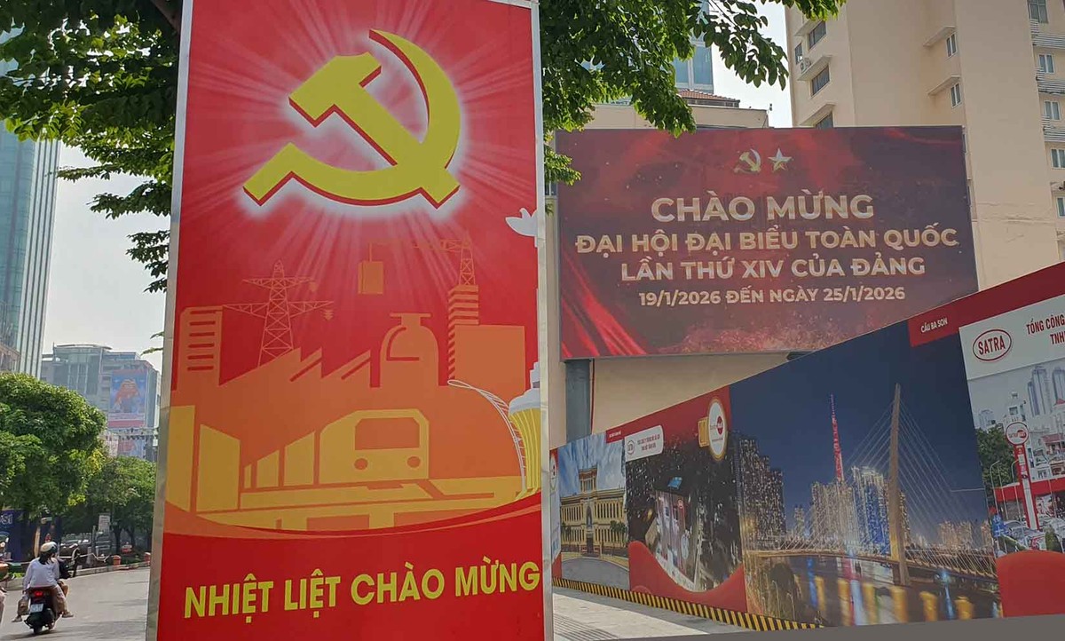 Các banner dọc các tuyến đường trung tâm TP.HCM được thiết kế đồng bộ, sử dụng sắc đỏ chủ đạo, góp phần tạo diện mạo trang trọng cho không gian đô thị.