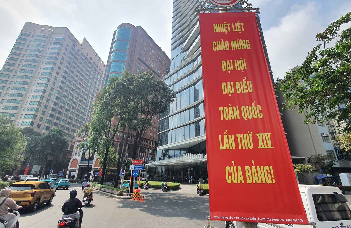 Giữa dòng xe cộ tấp nập, những hình ảnh chào mừng Đại hội Đảng trở thành dấu ấn thị giác quen thuộc, thể hiện sự chuẩn bị chu đáo của TP.HCM hướng tới Đại hội.