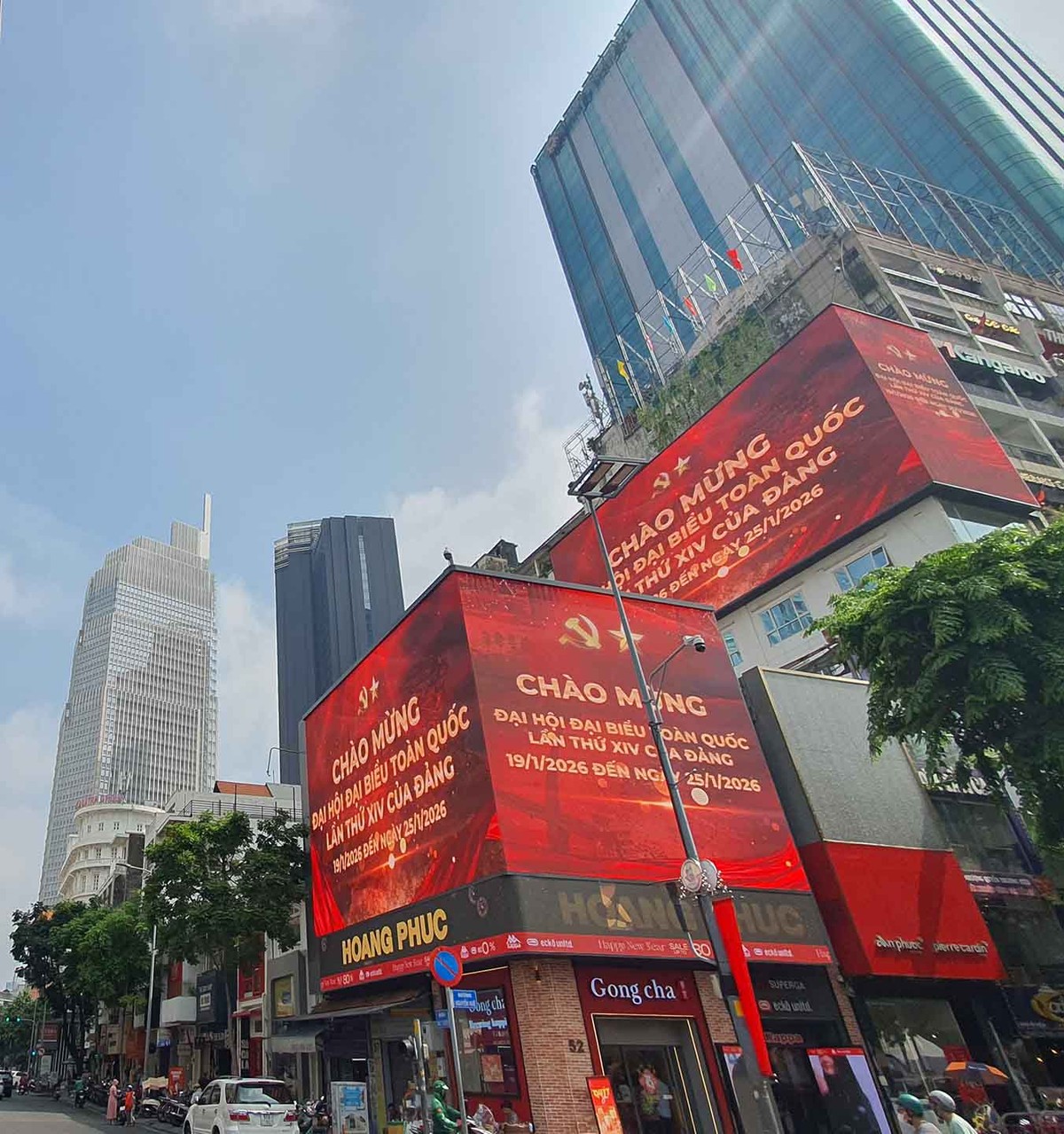 Ở nhiều khung giờ trong ngày, từ cao điểm sáng – chiều đến buổi tối, các màn hình LED dần trở thành “phông nền” quen thuộc của không gian đô thị.