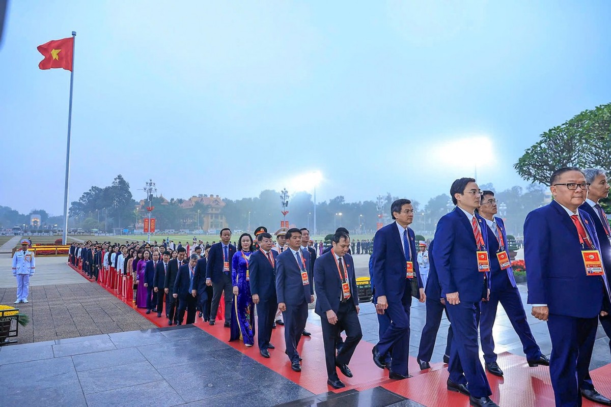 Các đại biểu vào Lăng viếng Chủ tịch Hồ Chí Minh. Ảnh: An Thư