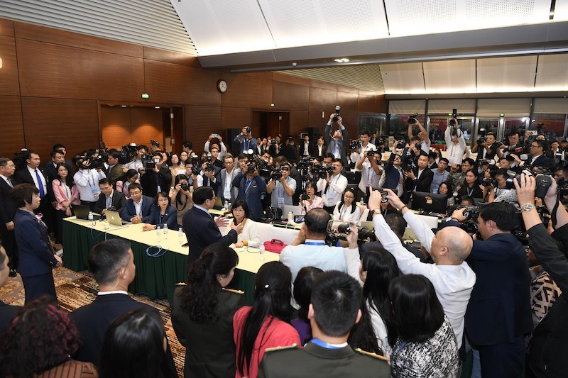 Thủ tướng trao đổi với các phóng viên báo chí tại Trung tâm Báo chí Đại hội - Ảnh: NY.