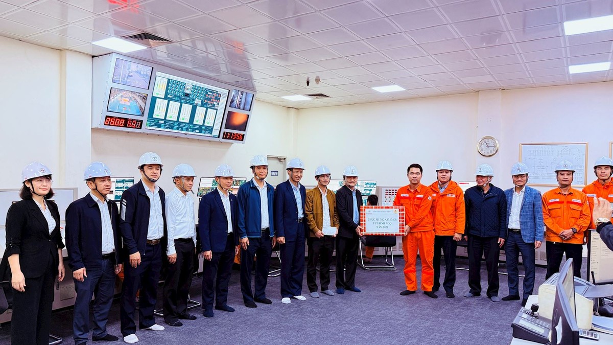 Đoàn công tác EVNGENCO1 trao quà cho cán bộ, công nhân viên, người lao động Công ty Nhiệt điện Uông Bí.