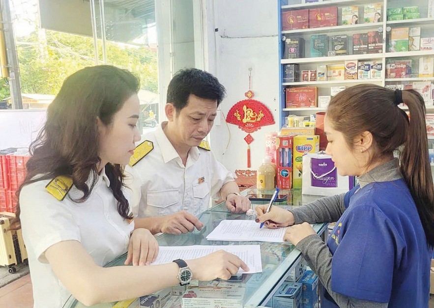 Công chức Thuế tỉnh Ninh Bình hỗ trợ hộ kinh doanh chuyển sang phương thức kê khai. Ảnh: TN.