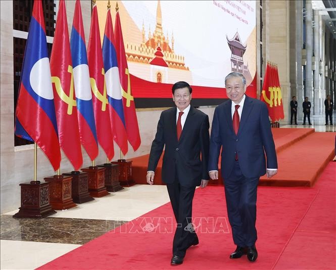 Tổng Bí thư Tô Lâm và Tổng Bí thư, Chủ tịch nước Lào Thongloun Sisoulith đến dự Hội nghị thông báo kết quả Đại hội đại biểu toàn quốc lần thứ XIV Đảng của Cộng sản Việt Nam. Ảnh: Thống Nhất/TTXVN