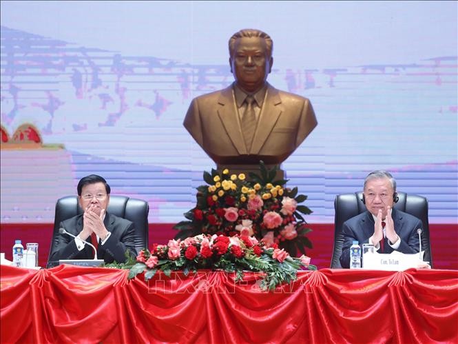 Tổng Bí thư Tô Lâm và Tổng Bí thư, Chủ tịch nước Lào Thongloun Sisoulith chủ trì Hội nghị thông báo kết quả Đại hội đại biểu toàn quốc lần thứ XIV Đảng của Cộng sản Việt Nam. Ảnh: Thống Nhất/TTXVN