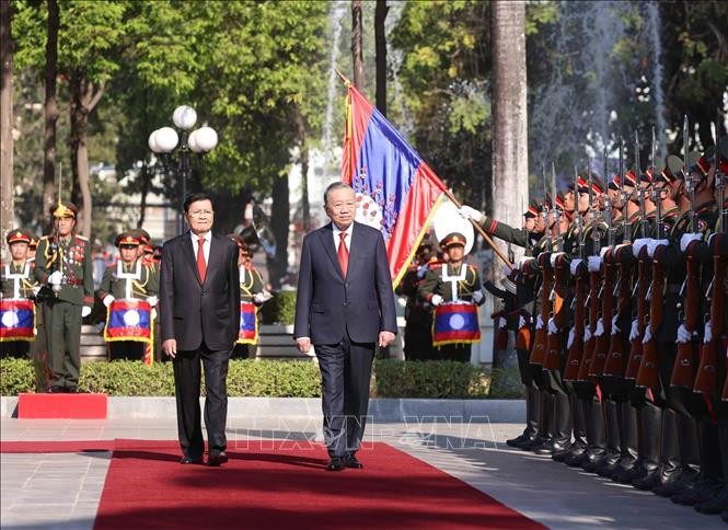 Tổng Bí thư Tô Lâm và Tổng Bí thư, Chủ tịch nước Lào Thongloun Sisoulith duyệt Đội danh dự Quân đội nhân dân Lào - Ảnh: TTXVN