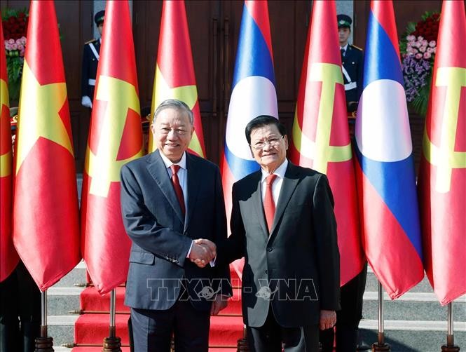 Tổng Bí thư, Chủ tịch nước Lào Thongloun Sisoulith đón Tổng Bí thư Tô Lâm. Ảnh: TTXVN