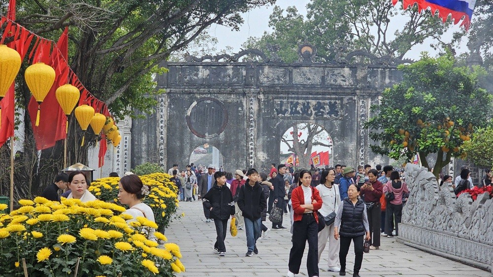 Từ ngày mùng 1 đến mùng 6 Tết Nguyên đán Bính Ngọ 2026, Di sản văn hóa thế giới Côn Sơn - Kiếp Bạc đã đón khoảng 368.262 lượt người dân và du khách tới tham quan du Xuân, vãn cảnh và dâng hương