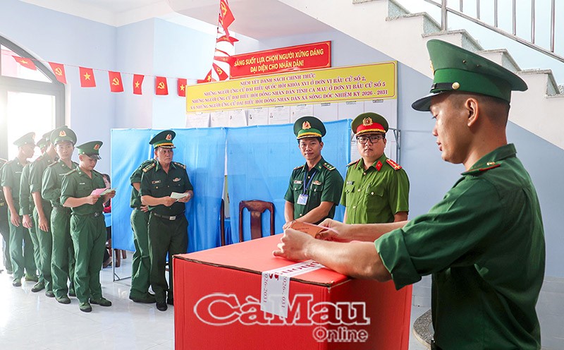Cán bộ, chiến sĩ Đồn Biên phòng Hòn Chuối tham gia bỏ phiếu sớm vào sáng nay 13/3/2026. Ảnh: Báo Cà mau online