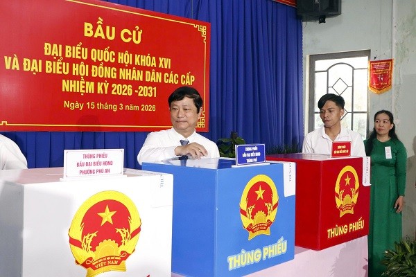 Ông Võ Văn Minh, Ủy viên Trung ương Đảng, Phó Bí thư Thành ủy, Chủ tịch HĐND TP.HCM thực hiện bỏ phiếu.