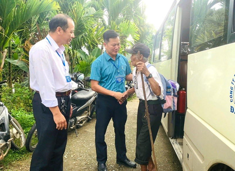 Các cử tri ở vùng có điều kiện khó khăn được UBND xã Trà Đốc hợp đồng xe buýt đưa đón đến nơi bỏ phiếu. Các cử tri ở vùng có điều kiện khó khăn được UBND xã Trà Đốc hợp đồng xe buýt đưa đón đến nơi bỏ phiếu.