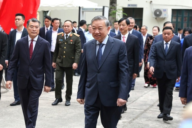 Tổng Bí thư Tô Lâm đến dự khai mạc và tham gia bầu cử tại điểm bỏ phiếu Trường THPT Phan Đình Phùng, khu vực bỏ phiếu số 2, phường Ba Đình, Hà Nội. Cùng tham gia tại điểm bỏ phiếu này có Ủy viên Bộ Chính trị, Thường trực Ban Bí thư Trần Cẩm Tú, các Ủy viên Bộ Chính trị, Bí thư Trung ương Đảng: Trưởng Ban Tổ chức Trung ương Lê Minh Hưng, Chánh Văn phòng Trung ương Đảng Phạm Gia Túc; Ủy viên Bộ Chính trị, Bí thư Thành ủy Hà Nội Nguyễn Duy Ngọc… Ảnh: VGP.