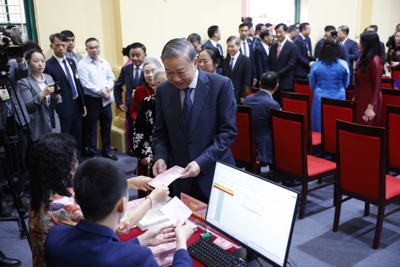 Tổng Bí thư Tô Lâm nhận thẻ cử tri để thực hiện quyền bầu cử - Ảnh: VGP