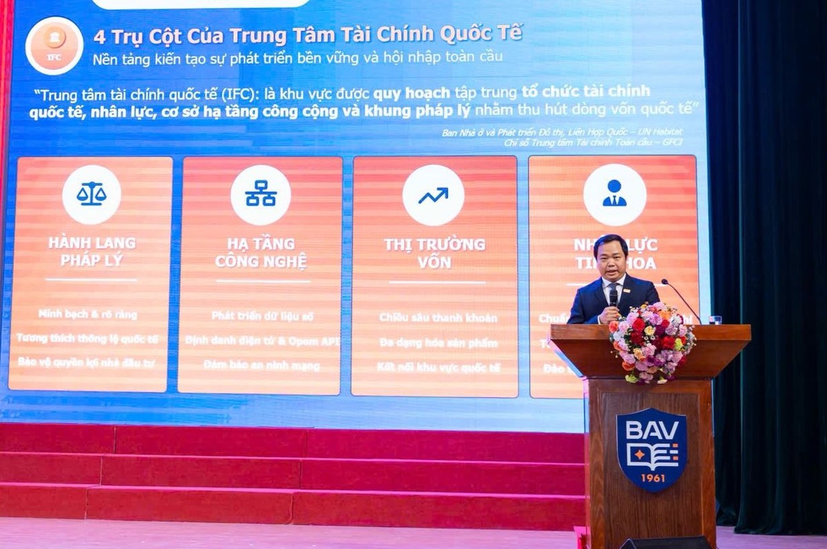 Ông Bùi Văn Huy, Phó chủ tịch HĐQT CTCP Đầu tư FIDT trình bày tại sự kiện
