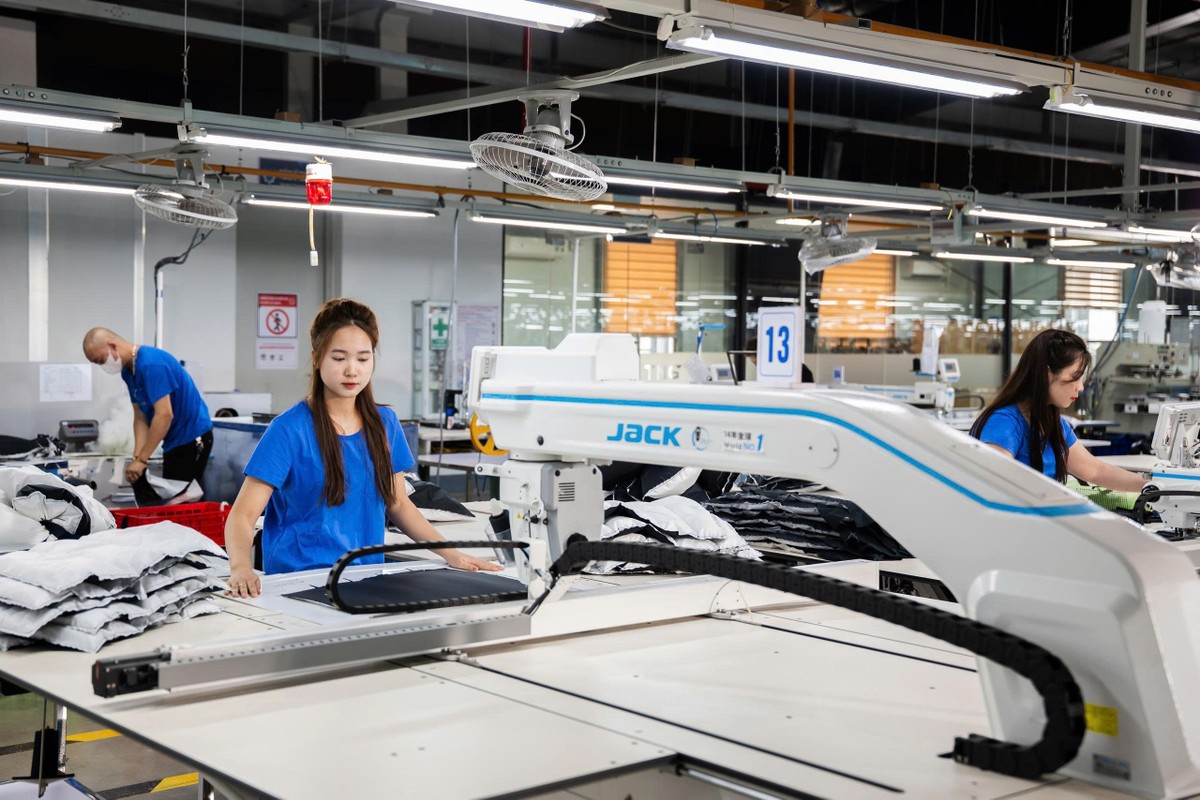 Nhiều doanh nghiệp dệt may như TNG đã áp dụng công nghệ tự động vào sản xuất