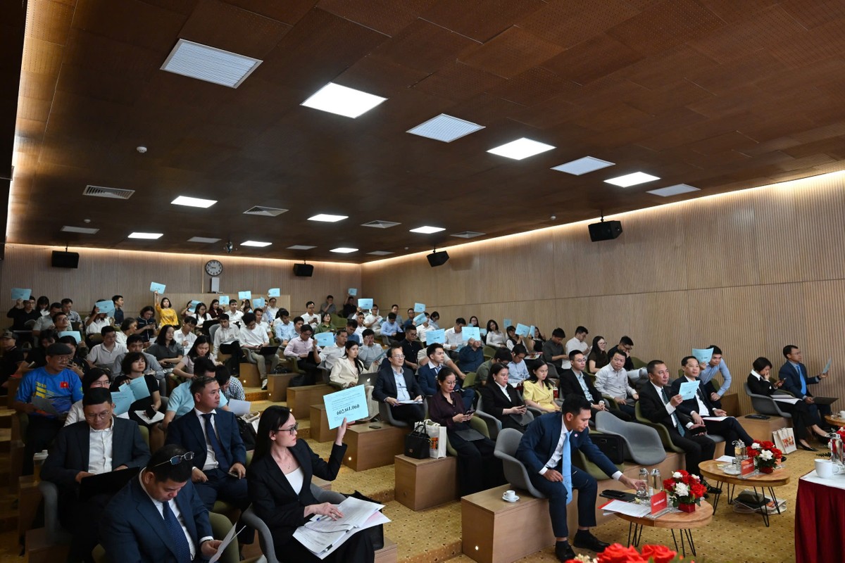 Cổ đông thông qua tất cả các tờ trình.