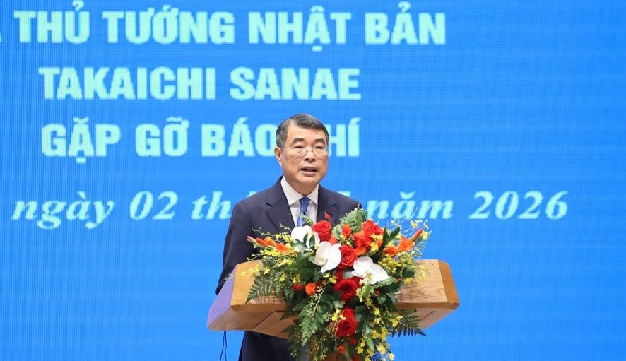 Thủ tướng Lê Minh Hưng chia sẻ với báo chí. Ảnh: Đức Thanh.