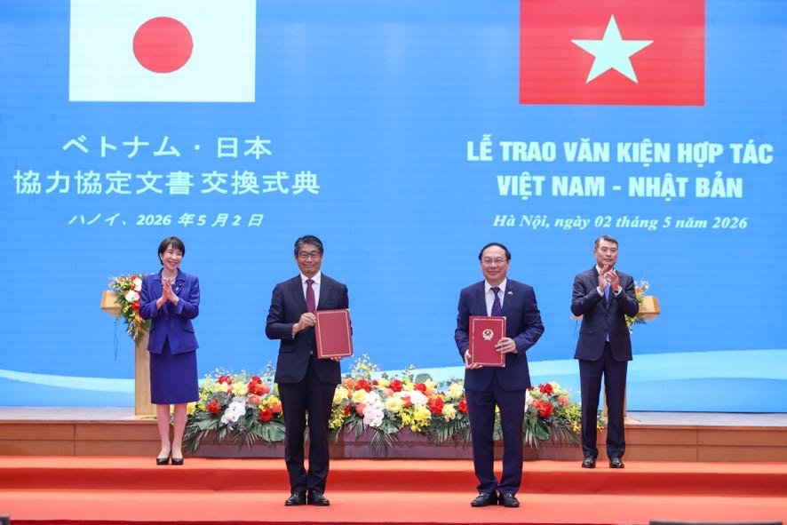 Thủ tướng Lê Minh Hưng và Thủ tướng Takaichi Sanae chứng kiến trao Bản ghi nhớ hợp tác về tăng trưởng carbon thấp giữa Chính phủ nước Việt Nam và Chính phủ Nhật Bản thực hiện cơ chế tín chỉ chung.