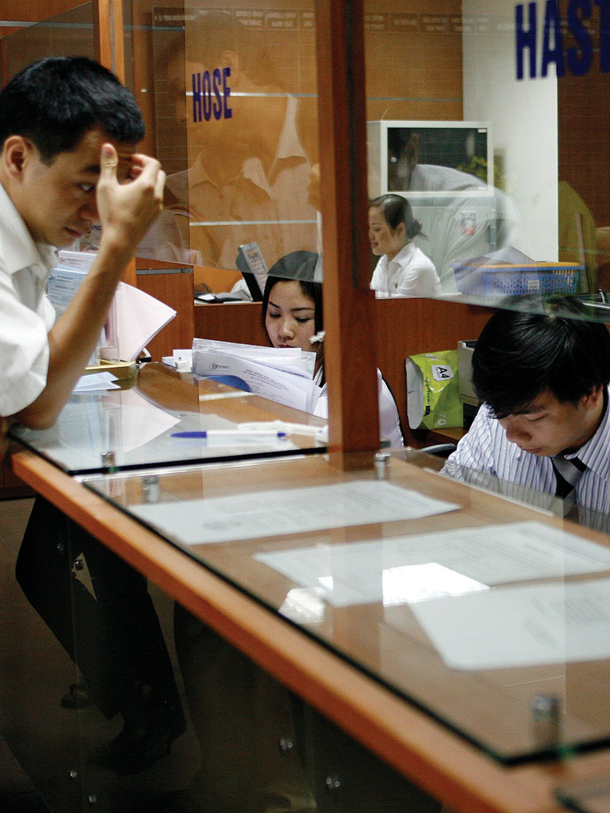 Những ngày đầu của thị trường, nhà đầu tư muốn mua bán chứng khoán phải ghi lệnh thủ công