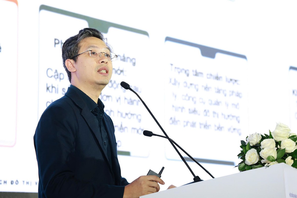 Ông Sầm Minh Tuấn, Phó Giám đốc Viện Nghiên cứu thiết kế đô thị, Quy hoạch đô thị và Nông thôn quốc gia - Bộ Xây dựng (VIUP) trình bày tóm tắt Quy hoạch tổng thể TP.HCM. Ảnh: Trọng Tín.