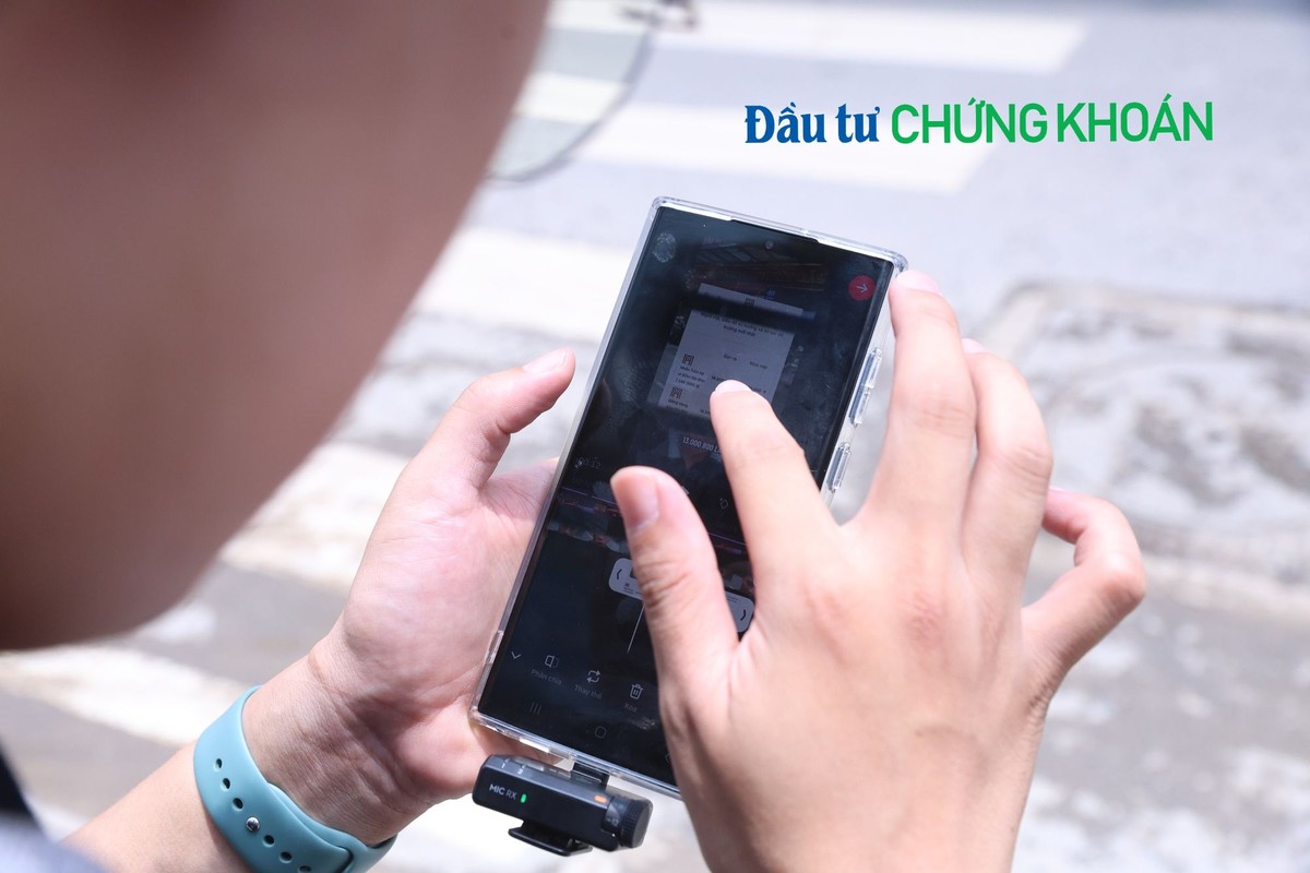 Công cụ làm việc chính của một livestream giá vàng rất đơn giản chỉ là chiếc điện thoại để quay video, cập nhật giá, tìm tin tức, edit video, đăng tải video lên mạng xã hội... do đó rất nhiều người đang tham gia công việc này.
