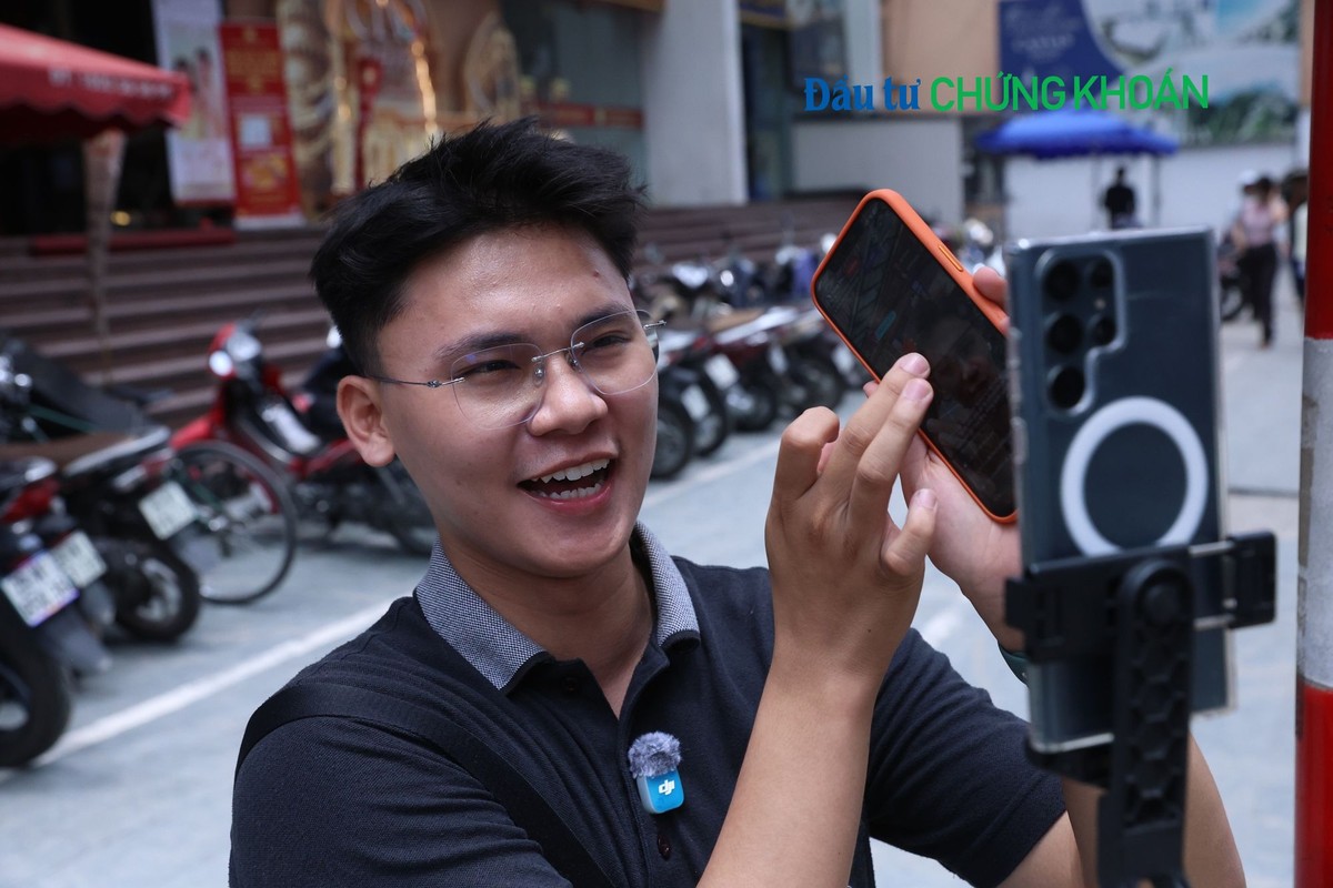 "Đầu tư vàng, bạc được rất nhiều người quan tâm, mỗi phiên live thường có hàng trăm lượt theo dõi. Để thu hút, nội dung live không chỉ cập nhật giá mà em còn đưa nhiều thông tin khác như địa chỉ mua bán vàng, xu hướng giá theo nhận định của các chuyên gia,..." Thắng cho biết.