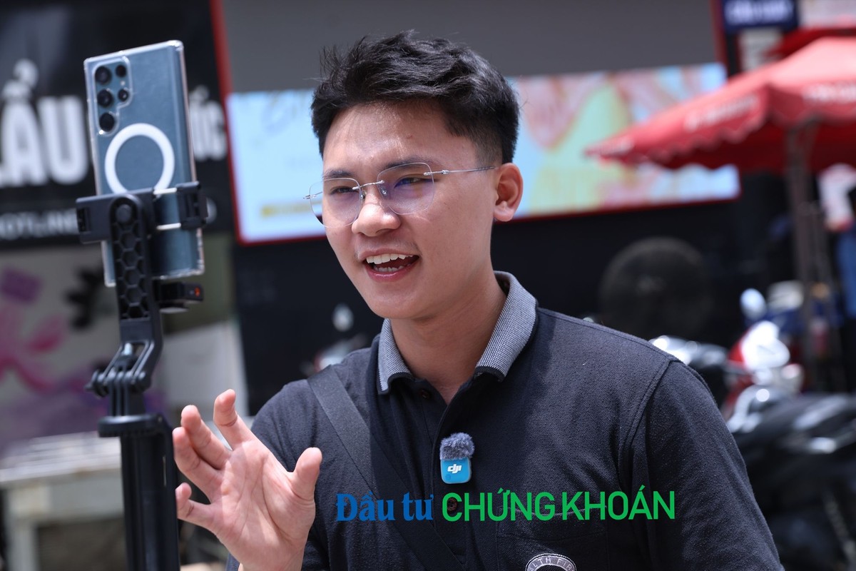 Bá Thắng, 26 tuổi chủ kênh tiktok thangthuav... với 70.000 người theo dõi, cho biết mỗi ngày thường livestream ít nhất 2 lần vào sáng sớm và chiều để cập nhật giá vàng.