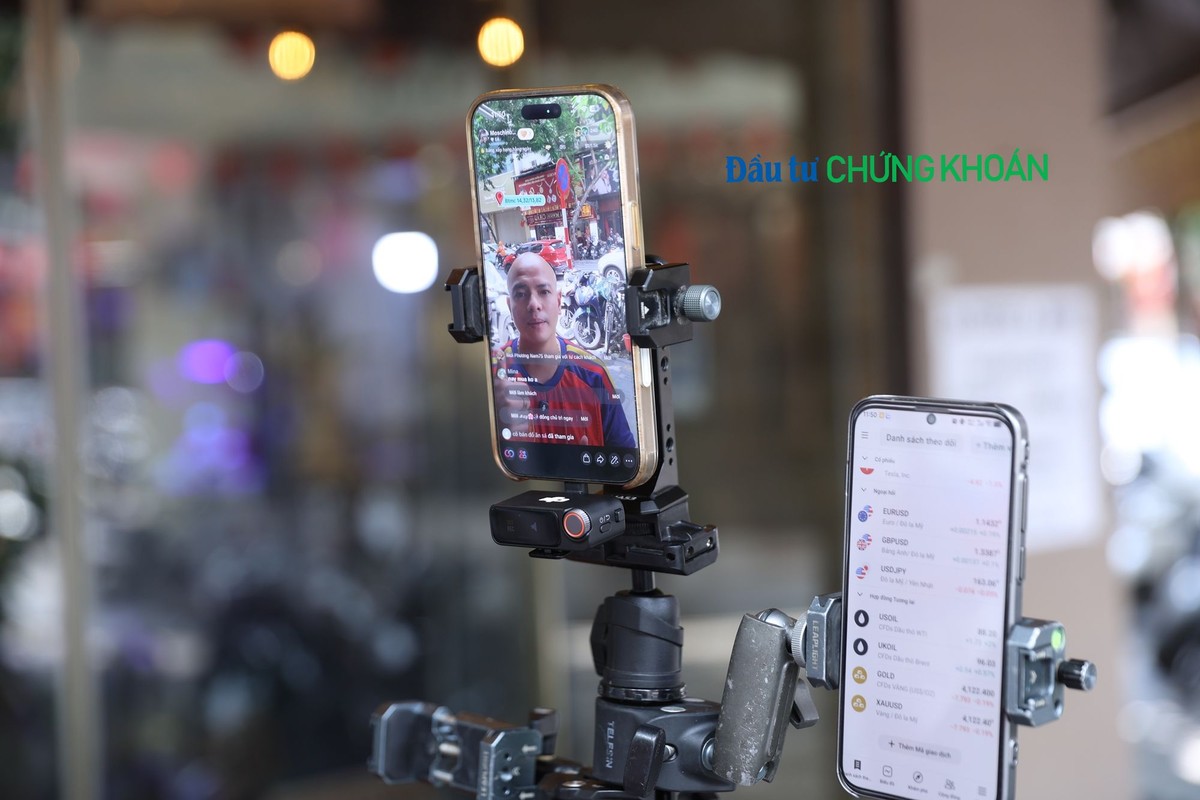 Công cụ làm việc của streamer Mạnh moschin... là 2 chiếc điện thoại, một để phát live một để cập nhật thông tin tài chính liên tục.