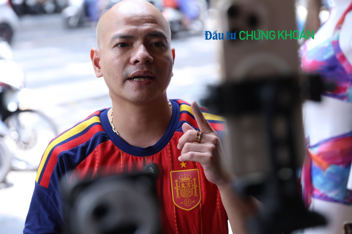 Anh Mạnh, chủ kênh tiktok moschin... cho biết mỗi ngày đều tới "phố vàng" Trần Nhân Tông để livestream cập nhật giá vàng. Anh thường đứng trước tiệm vàng, liên tục cập nhật bảng giá, mức độ đông đúc và phân tích biến động giá thế giới.