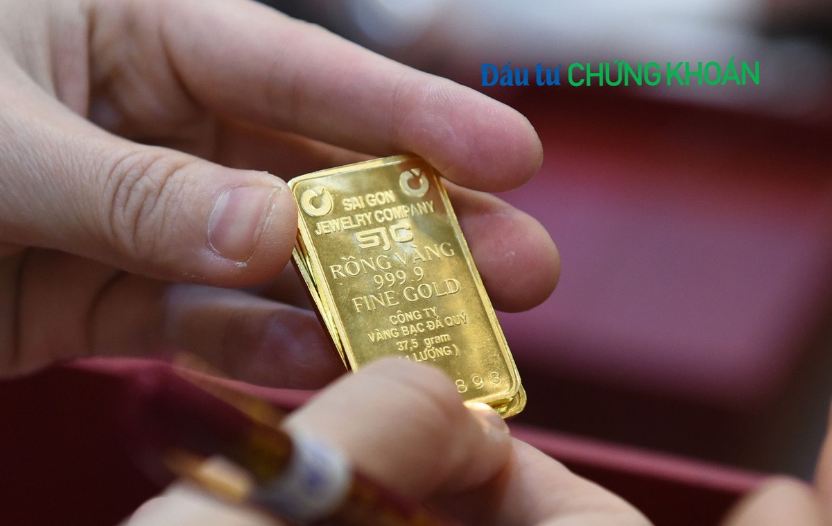 Hôm nay cũng là ngày đánh dấu diễn biến lạ của giá vàng. Ngay khi mở cửa sáng, giá vàng SJC giảm 7 triệu đồng/lượng ở chiều mua và giảm 6 triệu đồng/lượng ở chiều bán, niêm yết lần lượt ở mức 135,0 - 140,0 triệu đồng/lượng (mua vào - bán ra). Mức giá vàng SJC lúc này thấp hơn giá vàng thương hiệu khác, điều ít khi xảy ra.