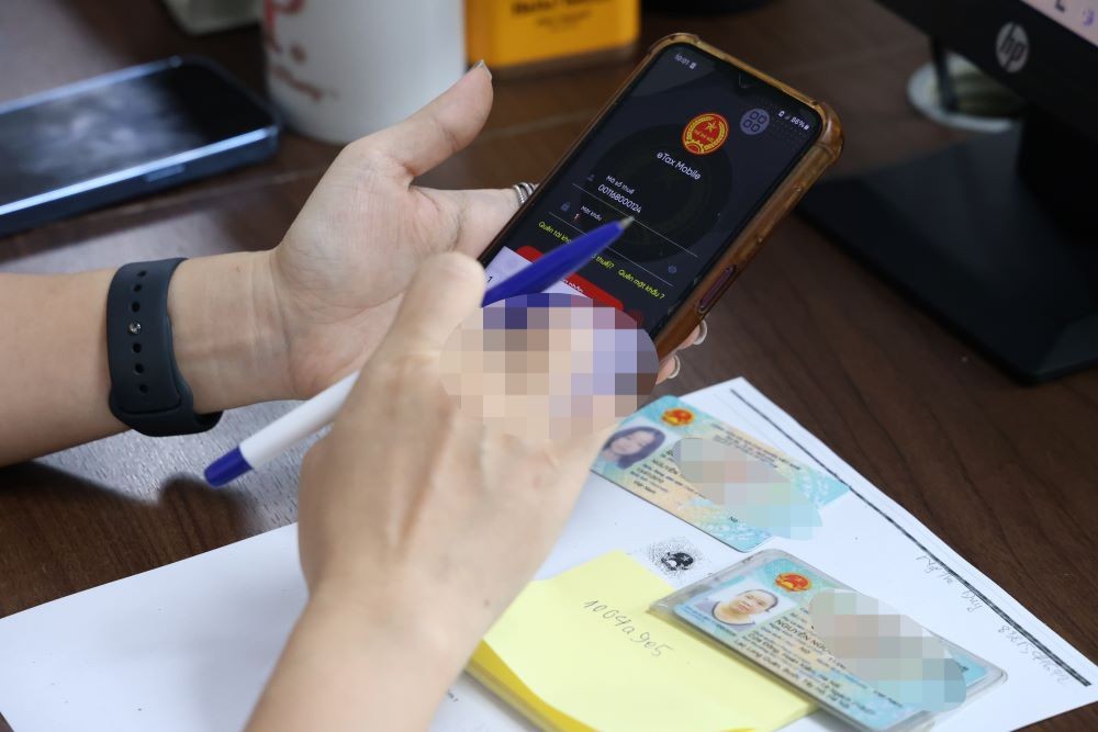 Người nộp thuế biết mình nợ thuế khi bị tạm hoãn xuất cảnh qua ứng dụng VNeID là hệ quả của sự thiếu liên thông dữ liệu. (Ảnh minh họa) Người nộp thuế biết mình nợ thuế khi bị tạm hoãn xuất cảnh qua ứng dụng VNeID là hệ quả của sự thiếu liên thông dữ liệu. (Ảnh minh họa)