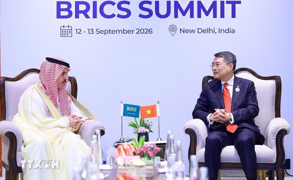 Thủ tướng Chính phủ Lê Minh Hưng gặp Bộ trưởng Ngoại giao Ả-rập Xê-út Faisal bin Farhan Al Saud. (Ảnh: Dương Giang/TTXVN) Thủ tướng Chính phủ Lê Minh Hưng gặp Bộ trưởng Ngoại giao Ả-rập Xê-út Faisal bin Farhan Al Saud. (Ảnh: Dương Giang/TTXVN)