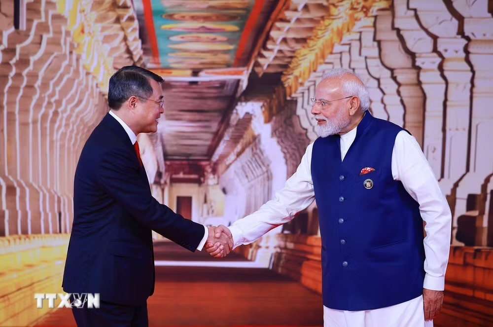 Thủ tướng Ấn Độ Narendra Modi đón Thủ tướng Lê Minh Hưng tham dự Hội nghị thượng đỉnh BRICS lần thứ 18. Ảnh: Dương Giang/TTXVN.