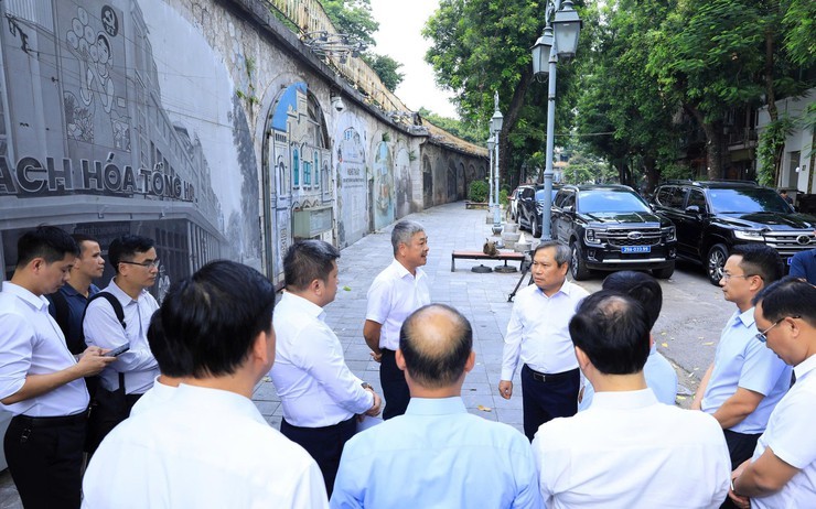 Chủ tịch UBND TP. Hà Nội Vũ Đại Thắng yêu cầu các đơn vị khẩn trương hoàn tất các thủ tục liên quan. Ảnh: Lê Hải.