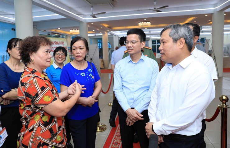 Chủ tịch UBND TP. Hà Nội Vũ Đại Thắng trao đổi với người dân phường Bồ Đề tại khu vực lấy ý kiến. Ảnh: Lê Hải.