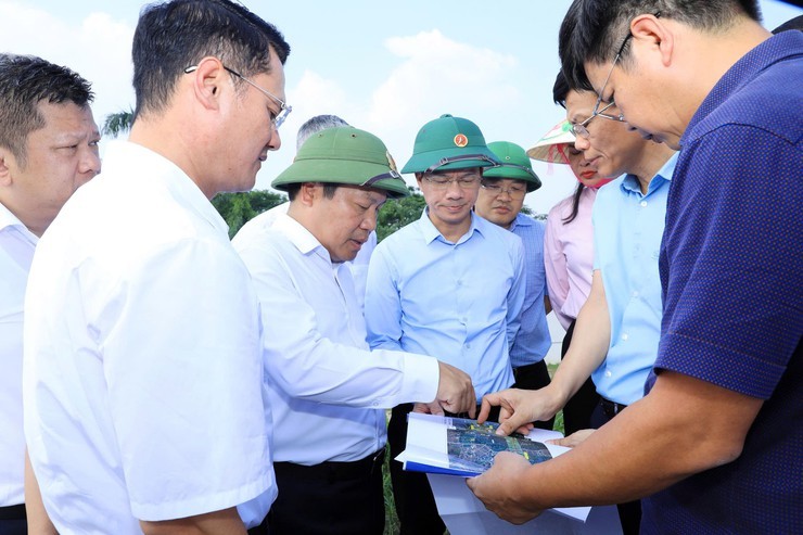 Chủ tịch UBND TP. Hà Nội Vũ Đại Thắng chỉ đạo tại khu vực thực hiện Dự án đầu tư xây dựng cầu Giang Biên. Ảnh: Lê Hải.