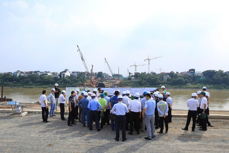 Đoàn công tác của TP. Hà Nội cùng các đơn vị liên quan tại khu vực Dự án đầu tư xây dựng cầu Tứ Liên và đường hai đầu cầu (bên Tả ngạn kết hợp đường nối sân bay Gia Bình về Thủ đô Hà Nội). Ảnh: Lê Hải.