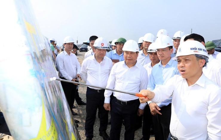 Đơn vị thi công báo cáo lãnh đạo TP. Hà Nội về tiến độ Dự án đầu tư xây dựng cầu Tứ Liên và đường dẫn hai đầu cầu. Ảnh: Lê Hải.