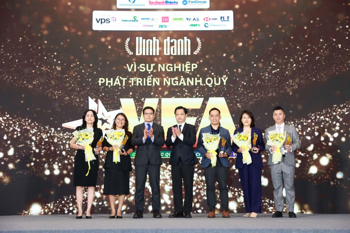 Các quỹ hưu trí tiêu biểu được vinh danh. Ảnh: Dũng Minh Các quỹ hưu trí tiêu biểu được vinh danh. Ảnh: Dũng Minh
