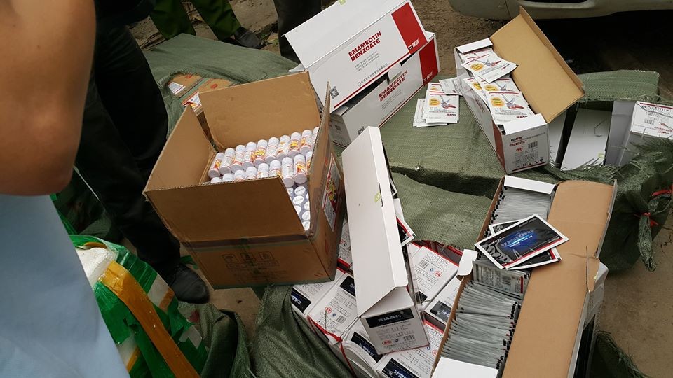 Bắt giữ lô hàng hóa nhập lậu từ Trung Quốc và 1,2 tấn baba ảnh 1