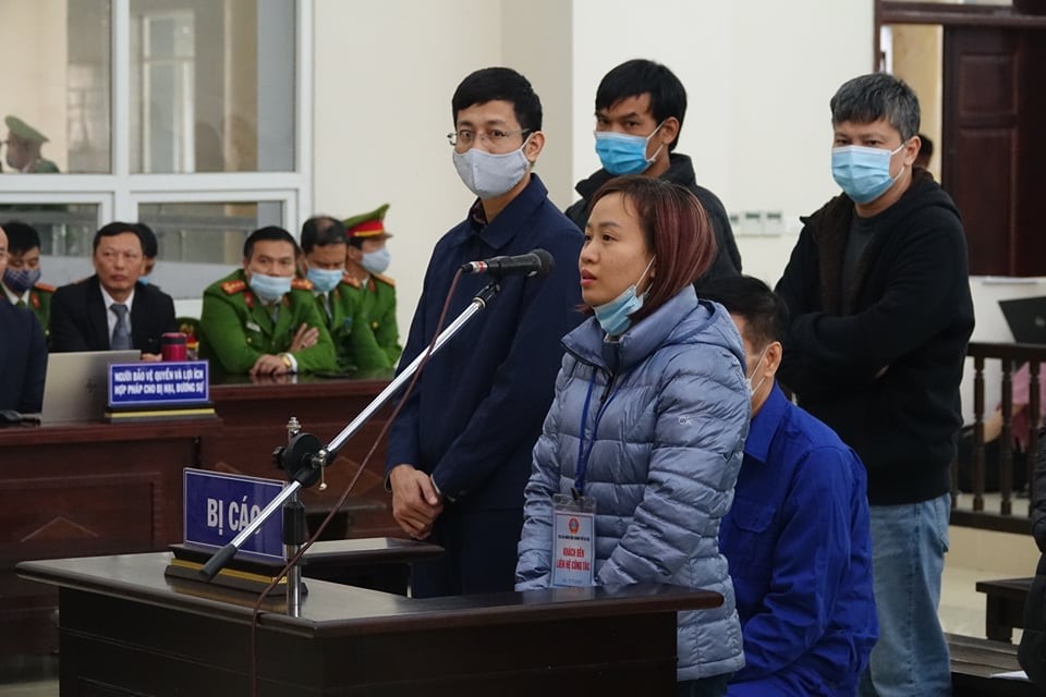 Các bị cáo khai báo lý lịch.