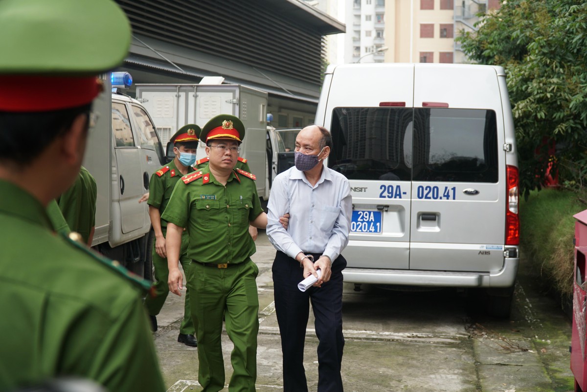 Các bị cáo được dẫn giải đến tòa.