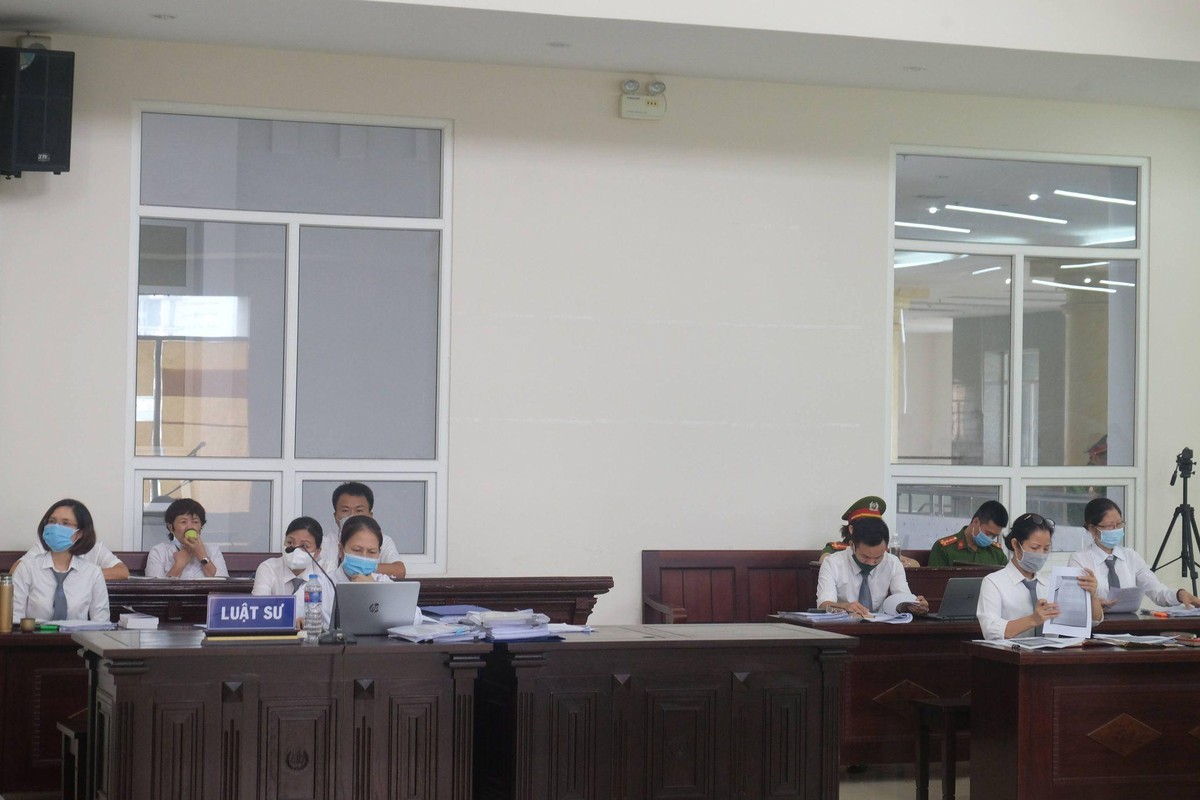 Các luật sư tham gia bào chữa.