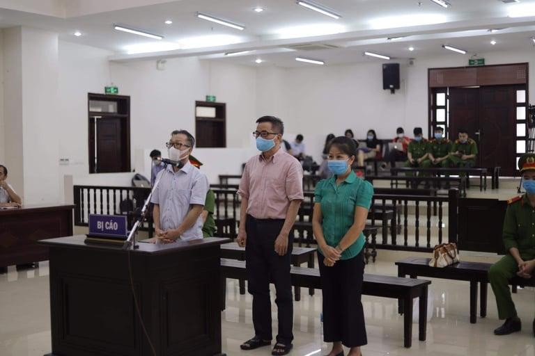 Các bị cáo nghe tuyên án.