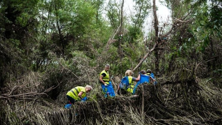Các tình nguyện viên và nhân viên lâm nghiệp của Hiệp hội Bảo tồn Di tích Thiên nhiên ở Hà Lan tham gia hoạt động dọn dẹp để thu gom rác thải từ vùng lũ quanh sông Meuse, miền Nam Hà Lan vào ngày 27/7/2021. Ảnh: Getty Images Các tình nguyện viên và nhân viên lâm nghiệp của Hiệp hội Bảo tồn Di tích Thiên nhiên ở Hà Lan tham gia hoạt động dọn dẹp để thu gom rác thải từ vùng lũ quanh sông Meuse, miền Nam Hà Lan vào ngày 27/7/2021. Ảnh: Getty Images