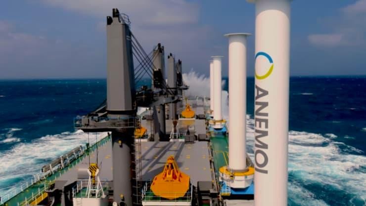 Hệ thống con quay (rotor) Flettner được sử dụng bởi công ty năng lượng gió Anemoia trong ngành vận tải biển, được phát minh bởi kỹ sư người Đức Anton Flettner vào những năm 1920. Nó có các hình trụ giống như khói được gắn trên boong tàu quay nhanh theo gió, tạo ra lực đẩy.