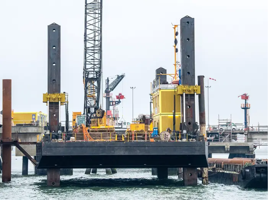 Các FSRU sẽ có thể hâm nóng và sau đó bơm khí tự nhiên vào bờ từ cảng Wilhelmshaven