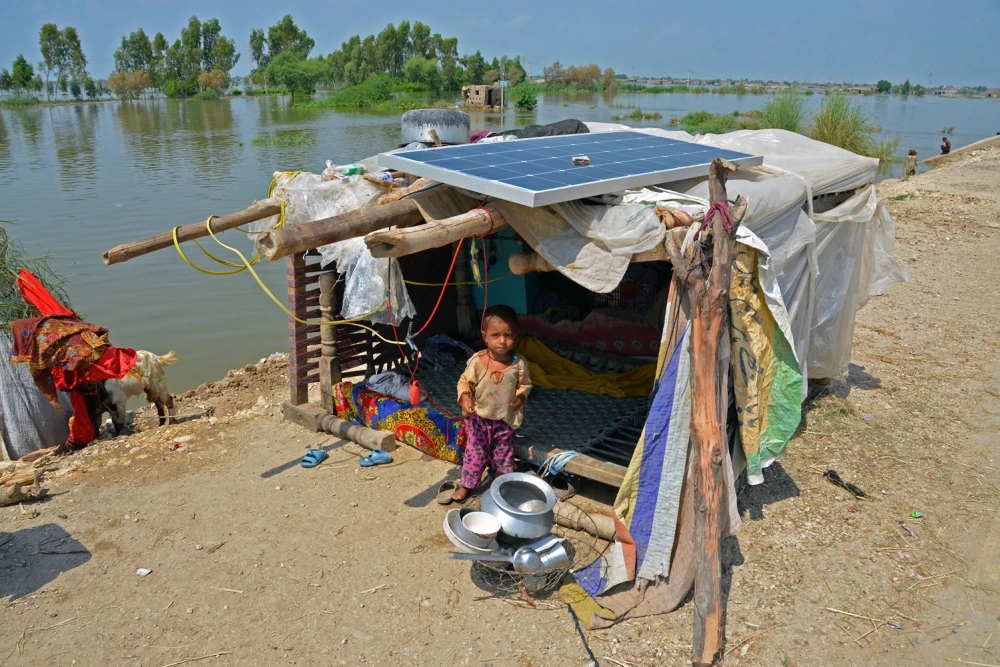 Một đứa trẻ bị ảnh hưởng bởi lũ lụt phải di dời nội bộ đang đứng trong nơi trú ẩn tạm thời của mình ở một khu vực bị lũ lụt sau trận mưa lớn ở thị trấn Dera Allah Yar ở tỉnh Balochistan của Pakistan Một đứa trẻ bị ảnh hưởng bởi lũ lụt phải di dời nội bộ đang đứng trong nơi trú ẩn tạm thời của mình ở một khu vực bị lũ lụt sau trận mưa lớn ở thị trấn Dera Allah Yar ở tỉnh Balochistan của Pakistan