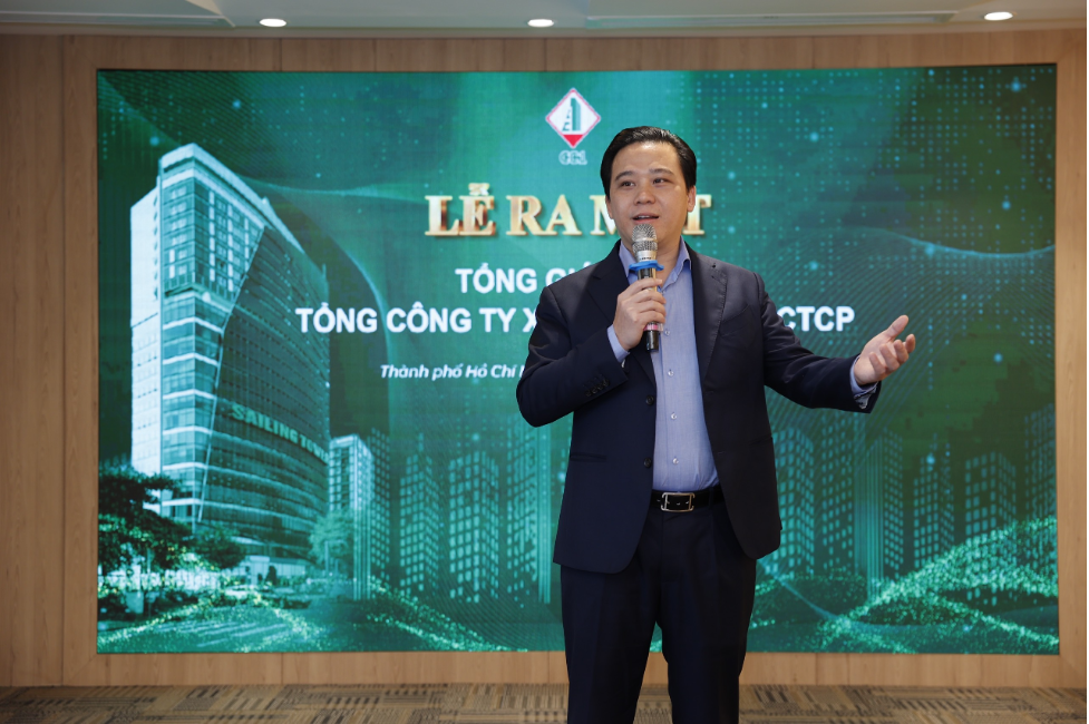 Chủ tịch Nguyễn Văn Huấn phát biểu chúc mừng tại buổi Lễ